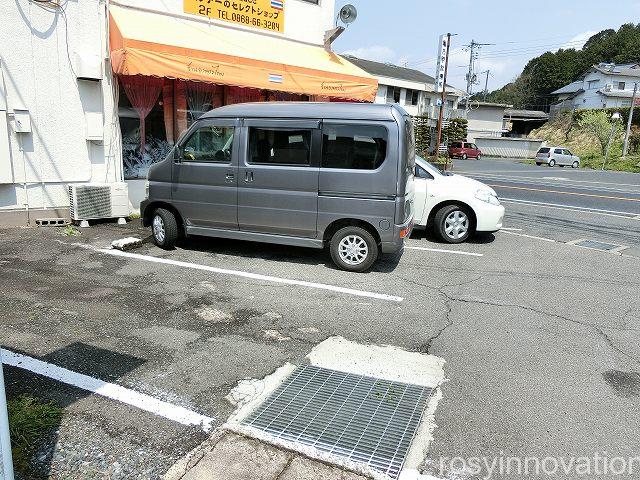 ユワデーのタイ料理　駐車場